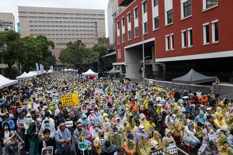 2024年5月28日,台湾民众聚集在台北的立法院外表达自己的政治意愿。(法新社)