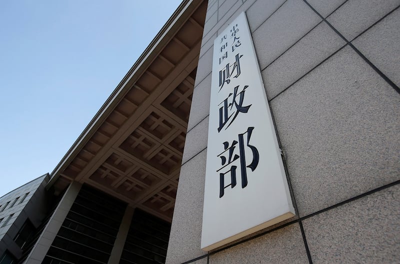 据中国财政部公布的数据显示,今年上半年全国非税收入达到2.18万亿元。(路透社资料图片)