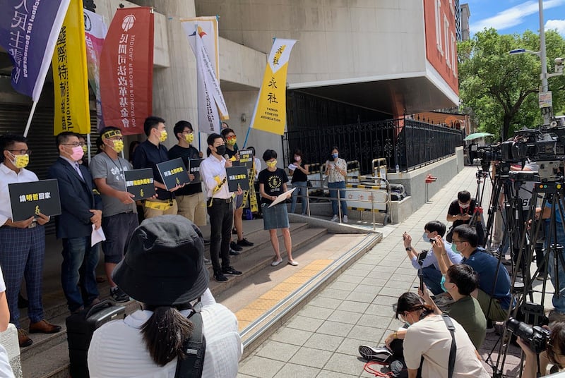 台湾公民团体在“国际强迫失踪者日”召开记者会,要求中国依法在明年四月释放李明哲,也要求台湾政府向对岸交涉,确保如期获释。(记者夏小华摄)