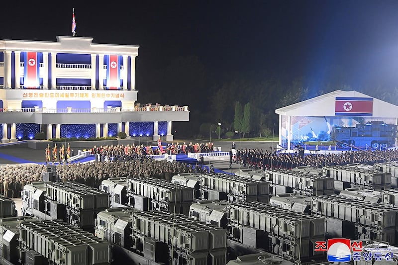 2024年8月4日在一处未经透露的地点,朝鲜军方举行仪式庆祝新战术弹道导弹正式拨交军方使用。(KCNA via REUTERS )