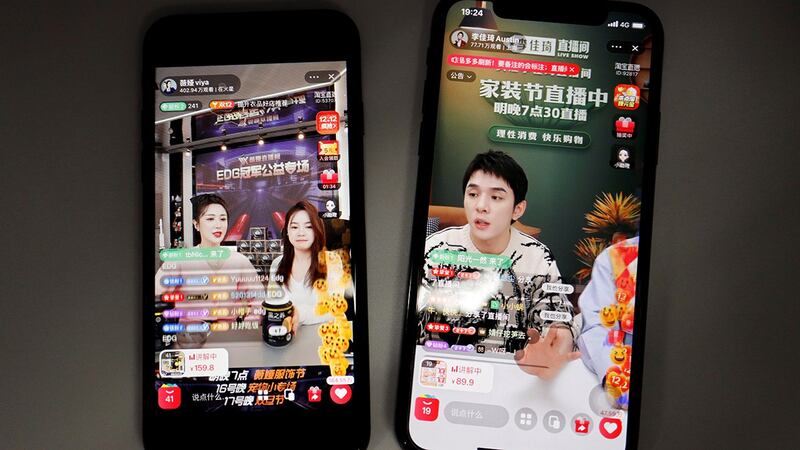 李佳琦(右)以打破销售口红纪录而闻名,但多次陷入争议;近日千万粉丝大V怒批李佳琦挟持商家控价。(路透社图片)