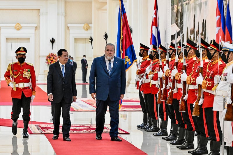 hun-sen-and-cruz.jpg
