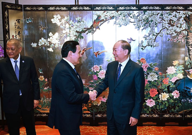 2024年4月2日晚间,马英九会见中共中央政治局委员兼广东省委书记黄坤明。(马英九基金会提供)