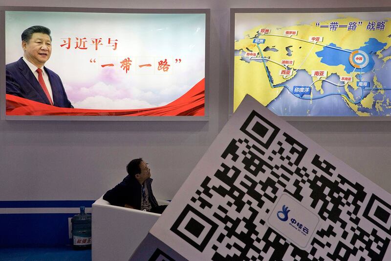 习近平与“一带一路”的宣传海报(美联社)