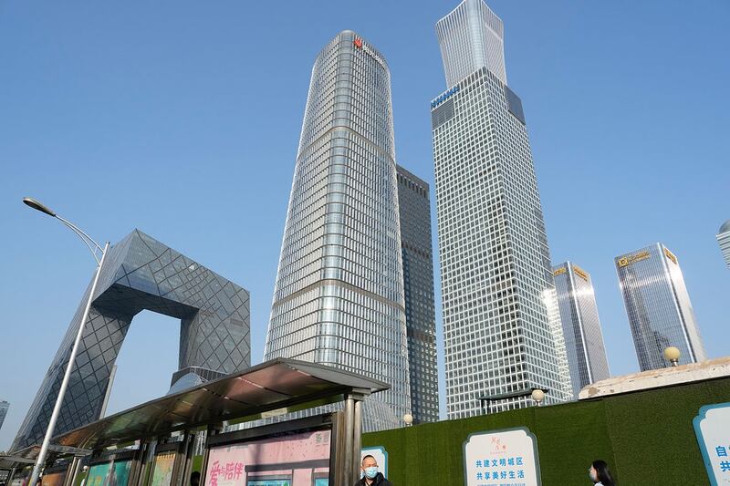 图为北京中央商务区的摩天大楼。中国政府一再出台宽松的购房政策以刺激房地产市场逆转颓势,但效果仍低于预期。(美联社图片)