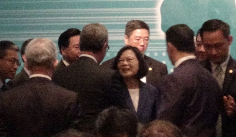 蔡英文出席“2019亚太安全对话”,与前澳大利亚国防部长派恩握手。(记者夏小华摄)