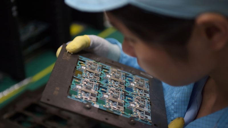 中国半导体产品涨价,与美国政府封杀及自身产量日趋减少有关,此一现象将直接影响到中国电子产品出口量。(AFP/资料图)