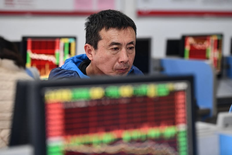 一名中国股民正在观察股市动向。中国A股市场近期剧烈波动,引发广泛关注。(法新社图片)