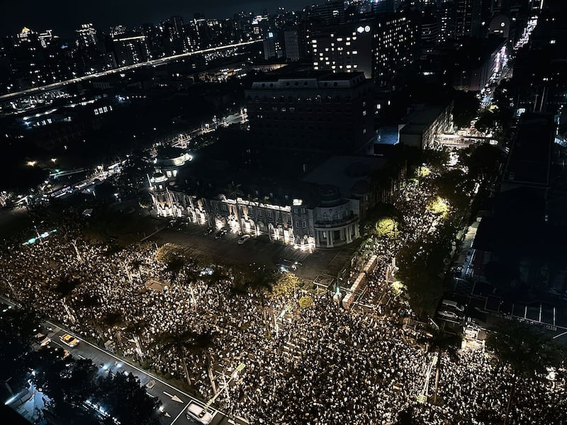 台北现场反国会扩权抗议群众，号称涌入十万人，仿佛十年前太阳花学运再现。（经济民主连合智库提供）