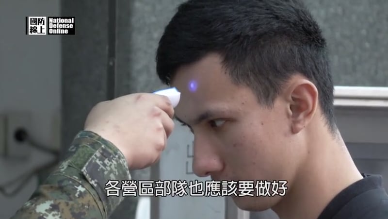 国军进入营区必须量测体温。（取自军闻社）
