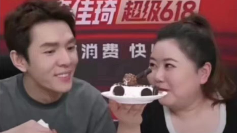 网红李佳琦端坦克造型蛋糕直播时,网络被中断。(网络图片)