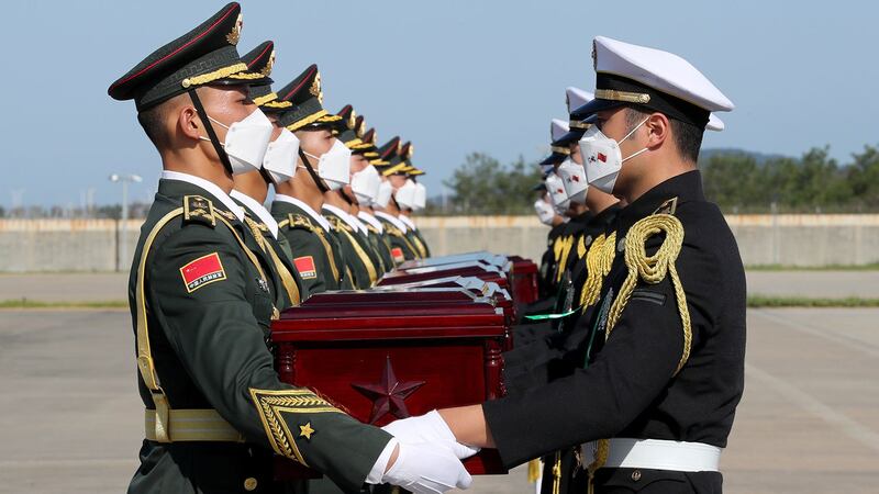 2020年9月27日,在仁川国际机场,韩中两国举行第七次中国志愿军遗骸交接仪式。(AP)