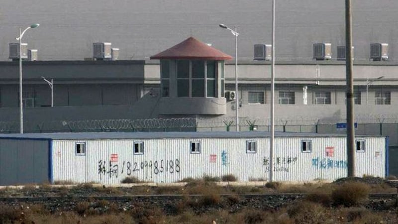 资料图片：中国新疆的一所再教育营（美联社）