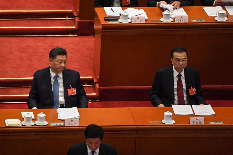2022 年 3 月 5 日,中国国家主席习近平(左)和国务院总理李克强(右)出席第十三届全国人大五次会议上。 (法新社)