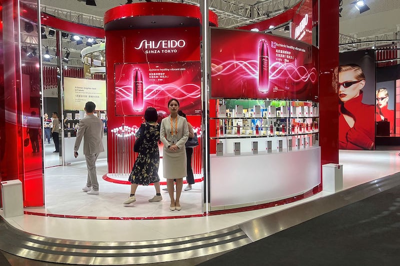 中国博览会上的资生堂展位。去年,资生堂在中国市场净销售额同比减4%至2479亿日圆(约110元人民币)。(路透社图片)