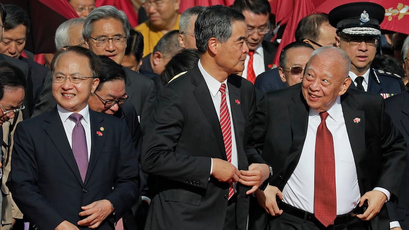 中联办主任王志民(左)和梁振英和董建华在 一起。(美联社)