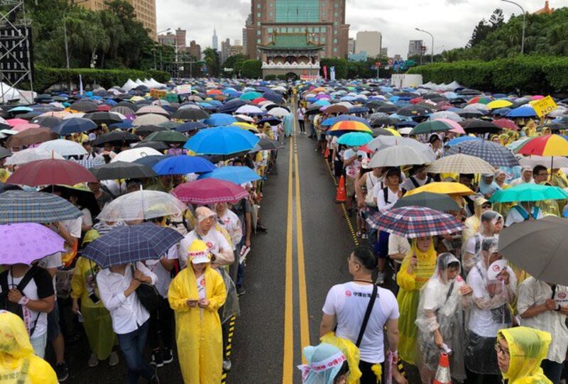 台湾“反红色媒体”总统府前集会。(记者夏小华摄)